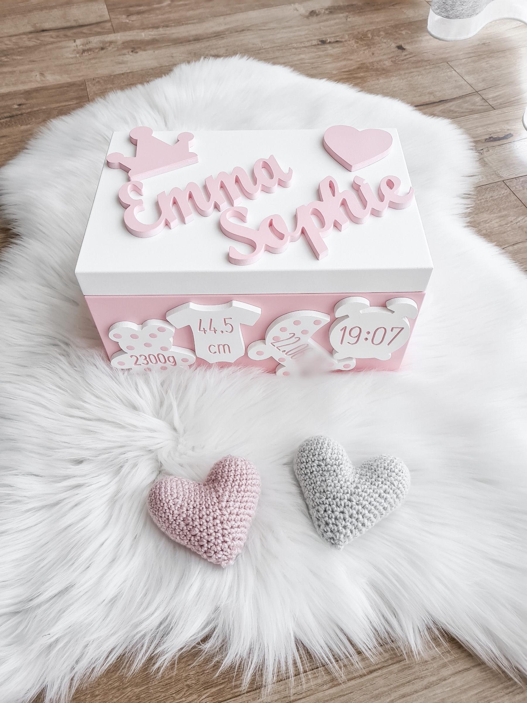 erinnerungstruhe-mit-namen-und-geburtsdaten-handmade-sendoro-shop-pink-mädchen-baby-geburtsgeschenk-emma-sophie