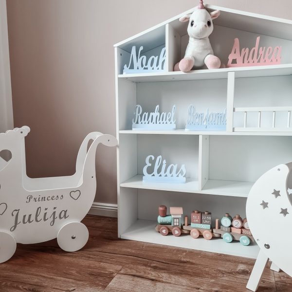 namenszug-mini-holz-deko-buchstaben-kinderzimmer-geburtstag-dekoration-baby-deko-sendoro-shop-personalisiertes-geschenk