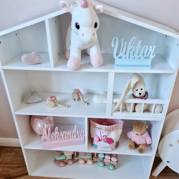 namenszug-mini-holz-deko-buchstaben-kinderzimmer-geburtstag-dekoration-baby-deko-sendoro-shop-personalisiertes-geschenk-babydekoration-viktor-alexandra