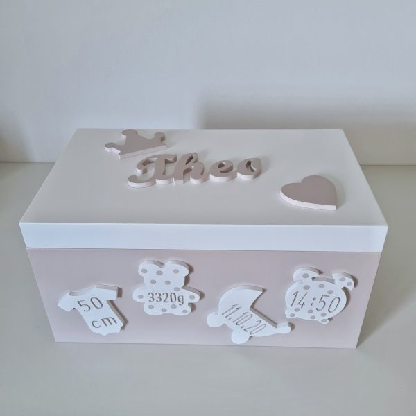 erinnerungstruhe-holz-mit-geburtsdaten-sendoro-shop-baby-deko-kreativ-baby-zimmer-baby-geschenk-personalisiert beige weiss schnullerkette krone herz