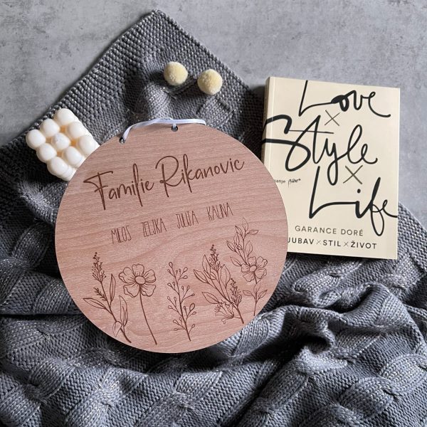 holzschild türschild dekokranz wilkommen familie personalisiert mit namen nachname geschenk umzug traumhaft sendoro shop mama geschenk muttertag wanddeko holzschild rund