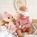 Personalisierte Stoffpuppe Metoo auf einem Babybett mit rosa Details, ca. 50 cm groß